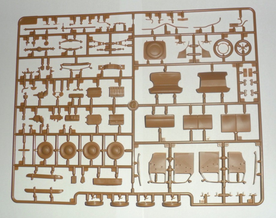 35477 Штабная машина Капитан седан с советским штабным персоналом ICM