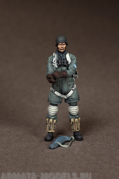 35113SOGA Feldwebel Fallschirmj?ger at the airfield. SOGA Miniatures