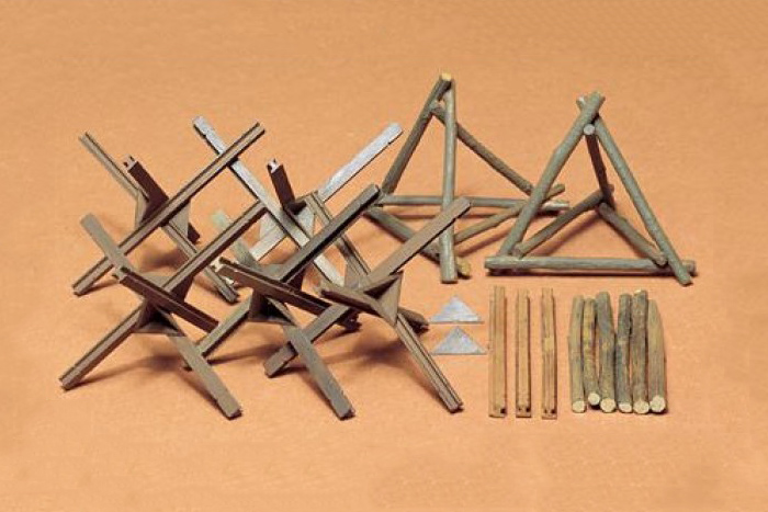 Набор фигурок 35027 Набор ежей и деревянных заграждений Tamiya