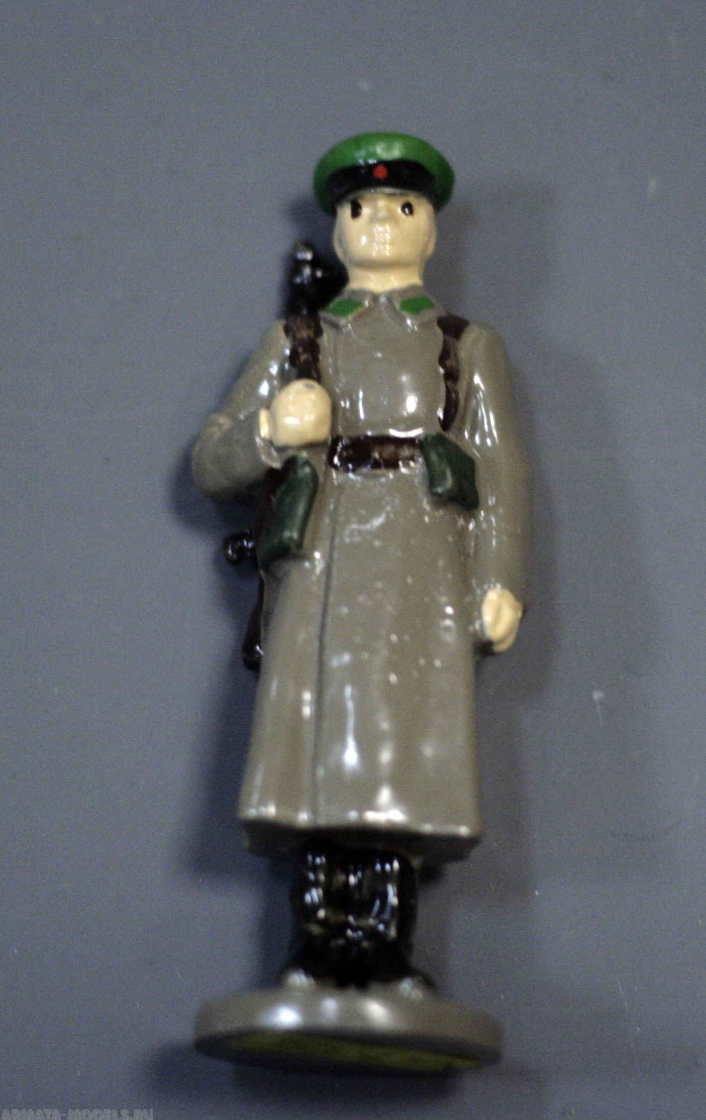 7-124 окрашеная фигура Пограничник в шинели. СА-75 Солдатики "Ура"