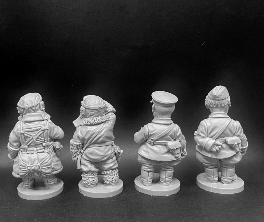 CHM-50.13. Шаржевая миниатюра. WW2: Советская Армия, набор №1 (летчики). В комплекте 4 фигуры. Материал - смола. Chronos Miniatures
