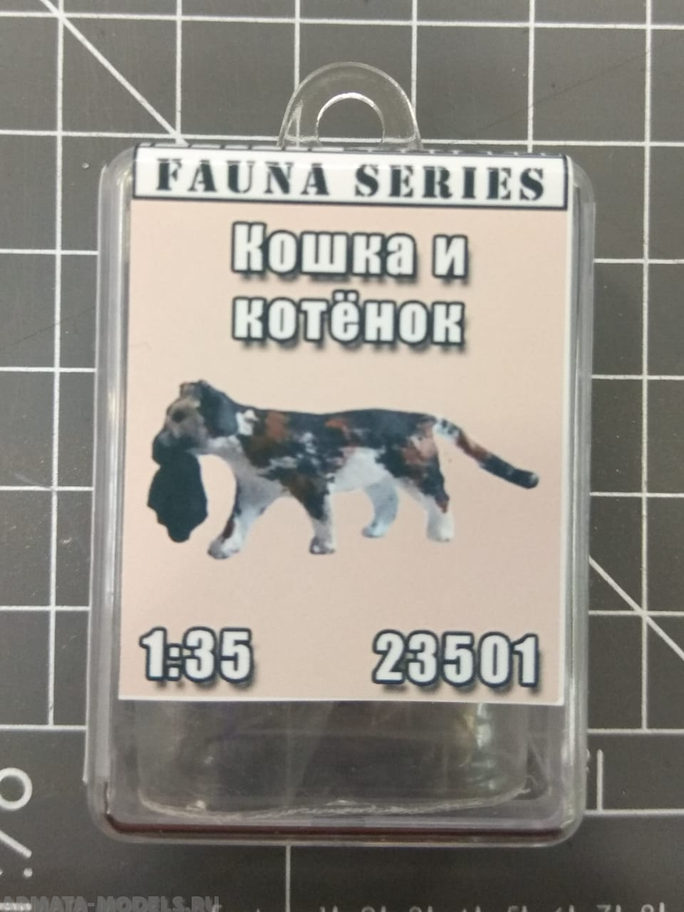 MT23501 Кошка и котенок (белый металл, окрашено кистью) Mini Tank