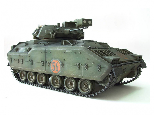 35132T Американский БTР M2 Bradley IFV с внутренним интерьером, 1фигура. Tamiya