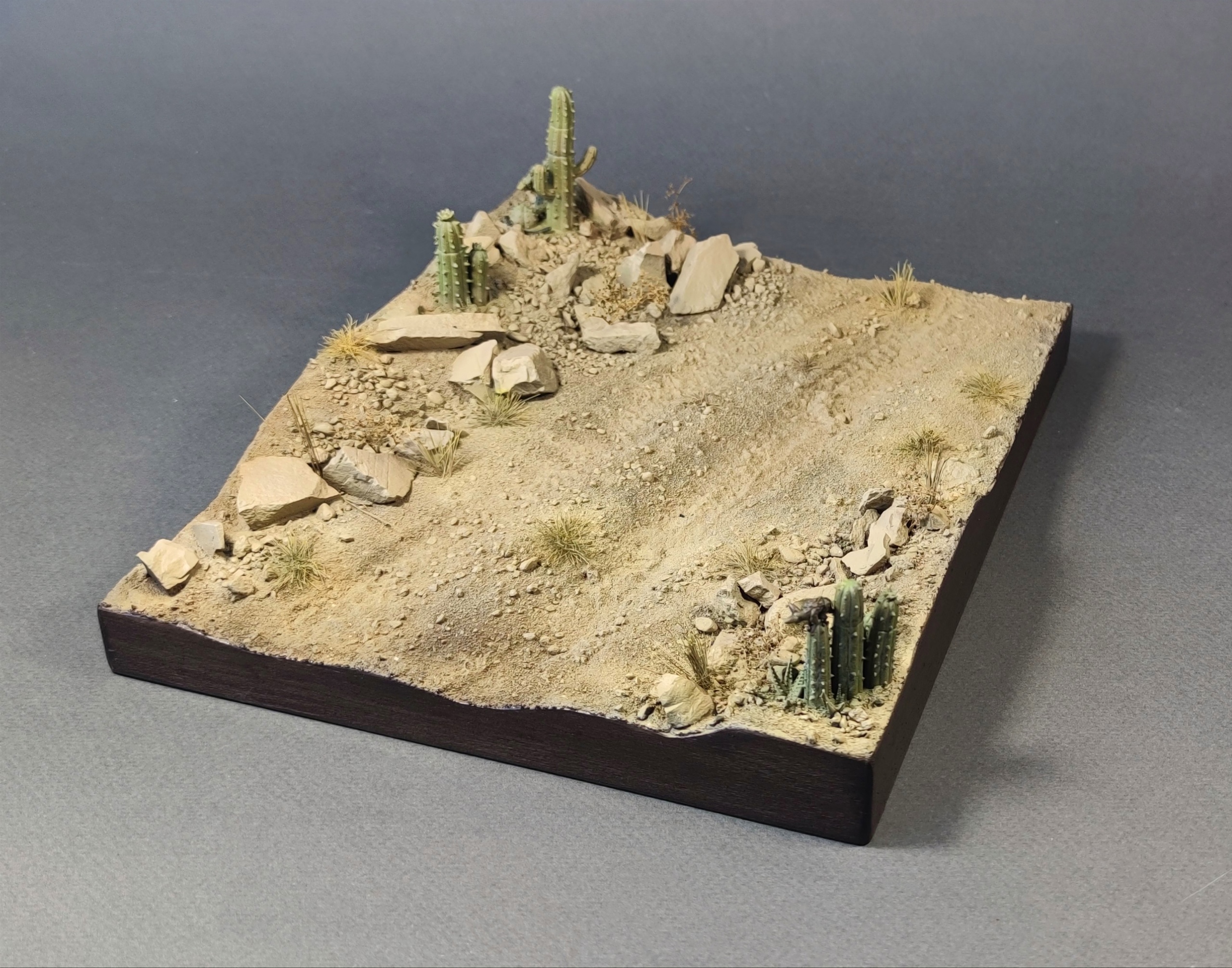 HE-43001 Подставка КамАЗ "Кактусы" Ящерка в комплекте Размер 25*20