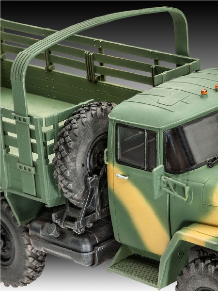 03245RE Грузовой автомобиль Зил-131 (НВА + Советския армия) Revell