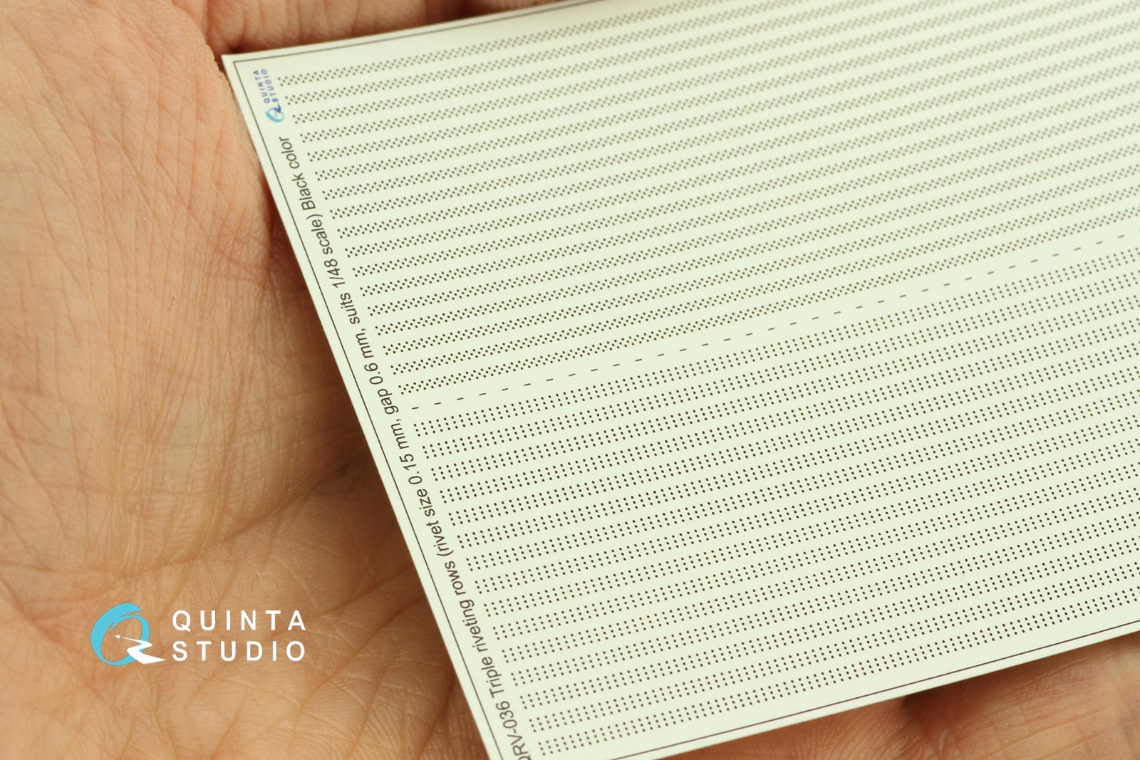 QRV-036 Тройные клепочные ряды (размер клепки 0.15 mm, интервал 0.6 mm, масштаб 1/48), черные,общая длина 4.