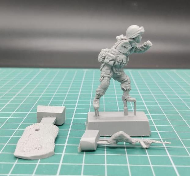 5077ТБ ВИМ, стоящий морпех стреляет из автомата, 1/35 Три Богатыря