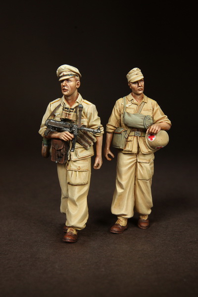 3613SOGA Officer and Сombat Medic  Fallschirmjager- Brigade Ramcke. El Alamein, August 1942. SOGA Miniatures