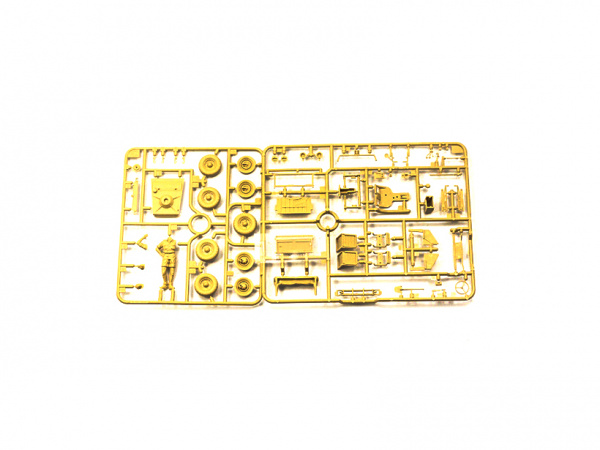 35238T Автомобиль Kubelwagen Type 82 (афр. корпус) с 1 фигурой Tamiya