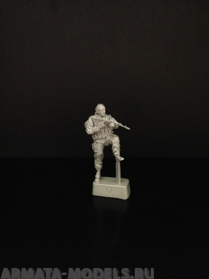 5004ТБ Боец опирающийся на блок с автоматом Три Богатыря