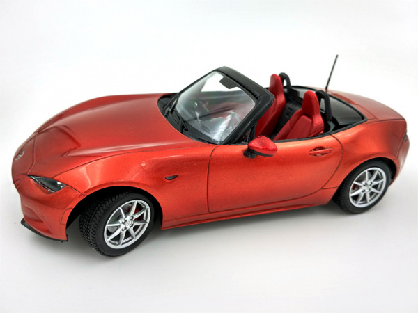 24342T Родстер Mazda MX-5, в комплекте фигурка женщины - водителя Tamiya