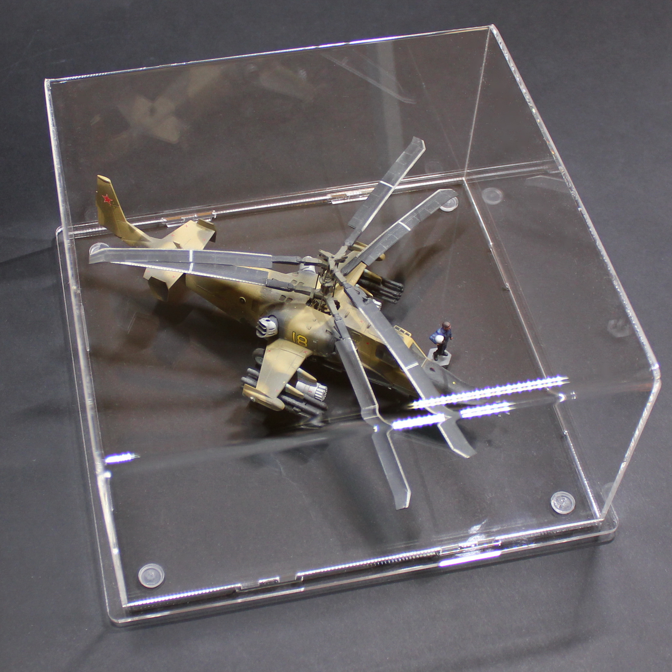 LCB003 Бокс акриловый 200х200х100 на пластиковом основании