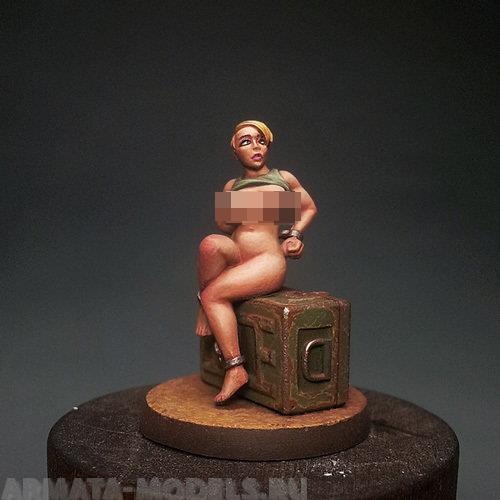 BV-vg-19 Игровая миниатюра  chained girl sitting on ammo box прикованная девушка сидит на коробке патронов BROTHER VINNI's