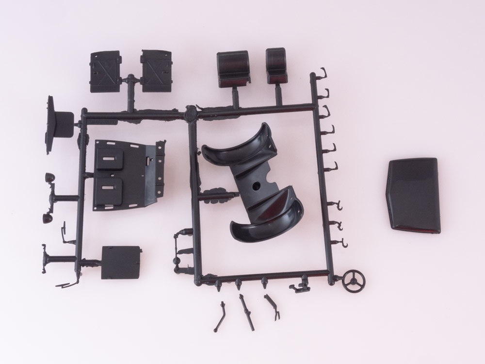 7057AVD Сборная модель МАЗ-200В с полуприцепом МАЗ-5215 AVD Models