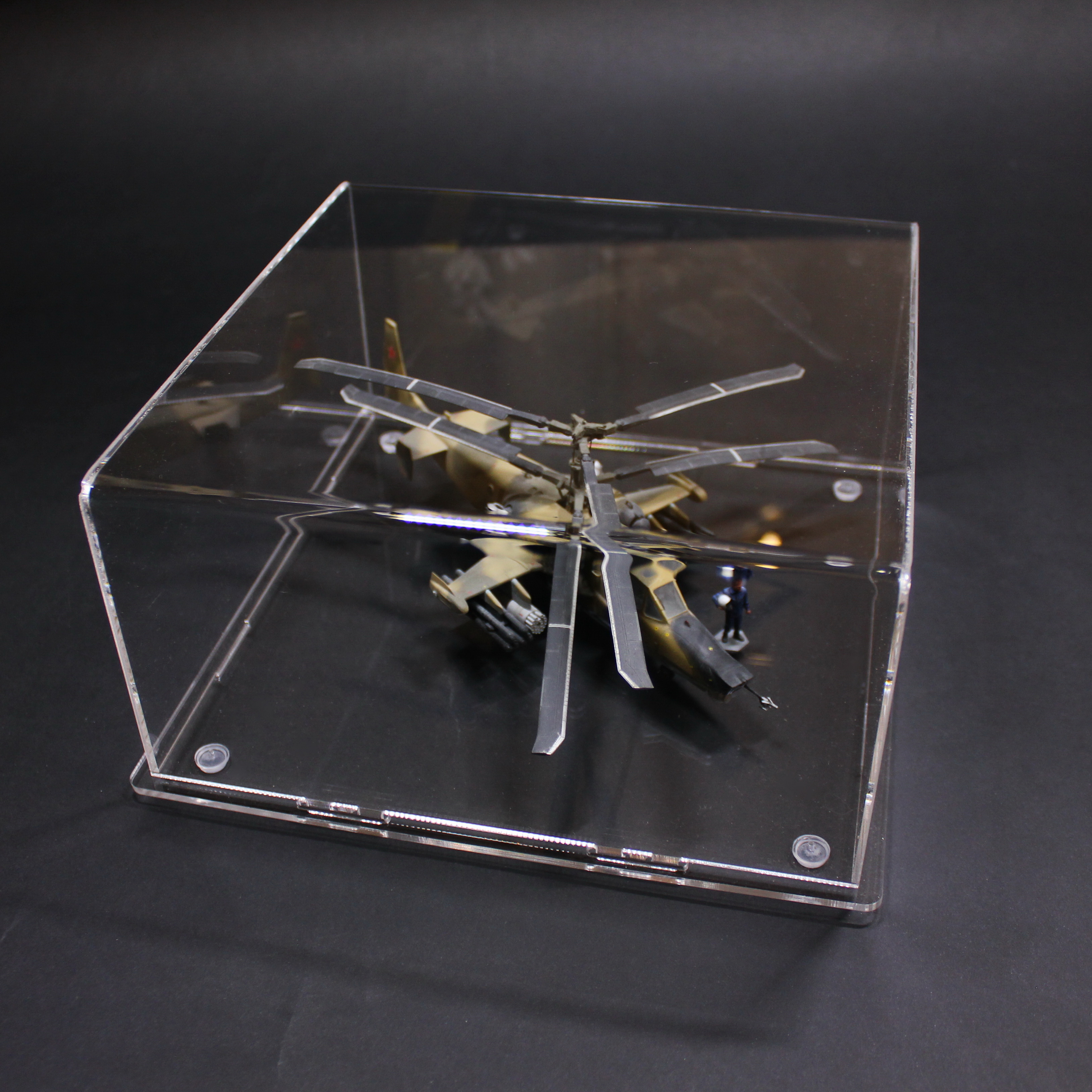 LCB003 Бокс акриловый 200х200х100 на пластиковом основании