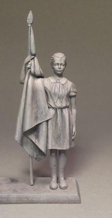 ARM35206 Скульптура Пионерка со знаменем ARMOR35