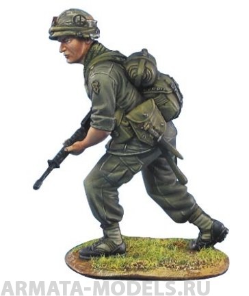 FL35044 US 25th Infantry Division Advancing with M-16 First Legion