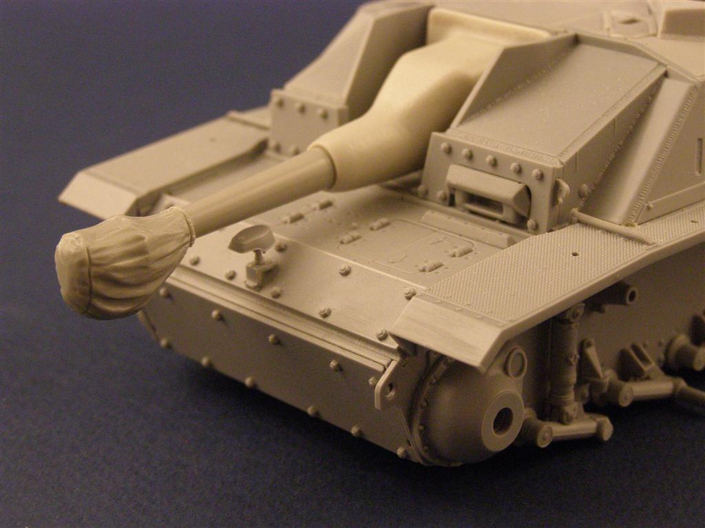 RE35-038 Ствол с брезентовым чехлом Barrel with Canvas Cover for StuH III (early model)