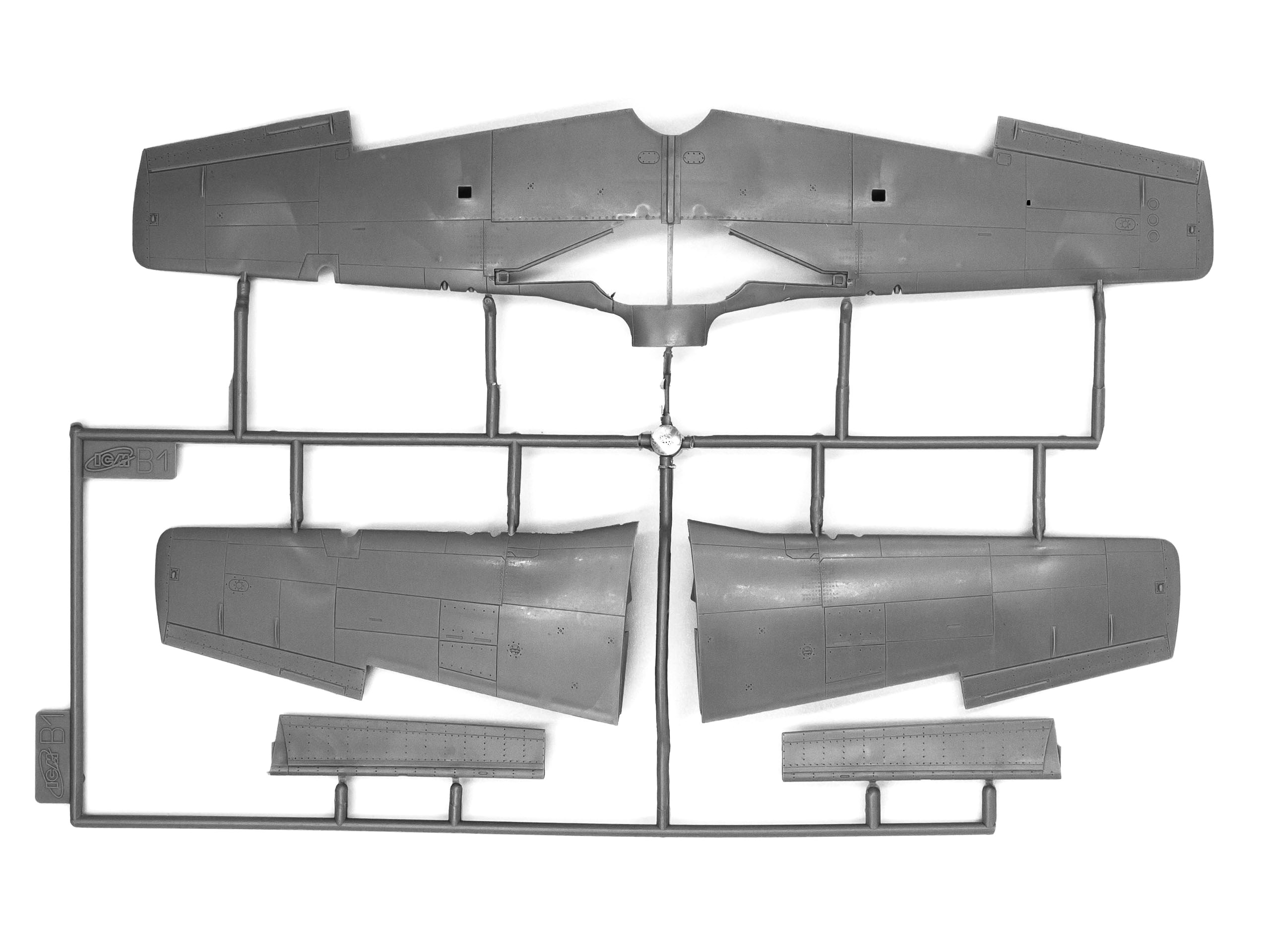 48125 Мустанг Р-51 В, американский истребитель с пилотами и техниками ICM