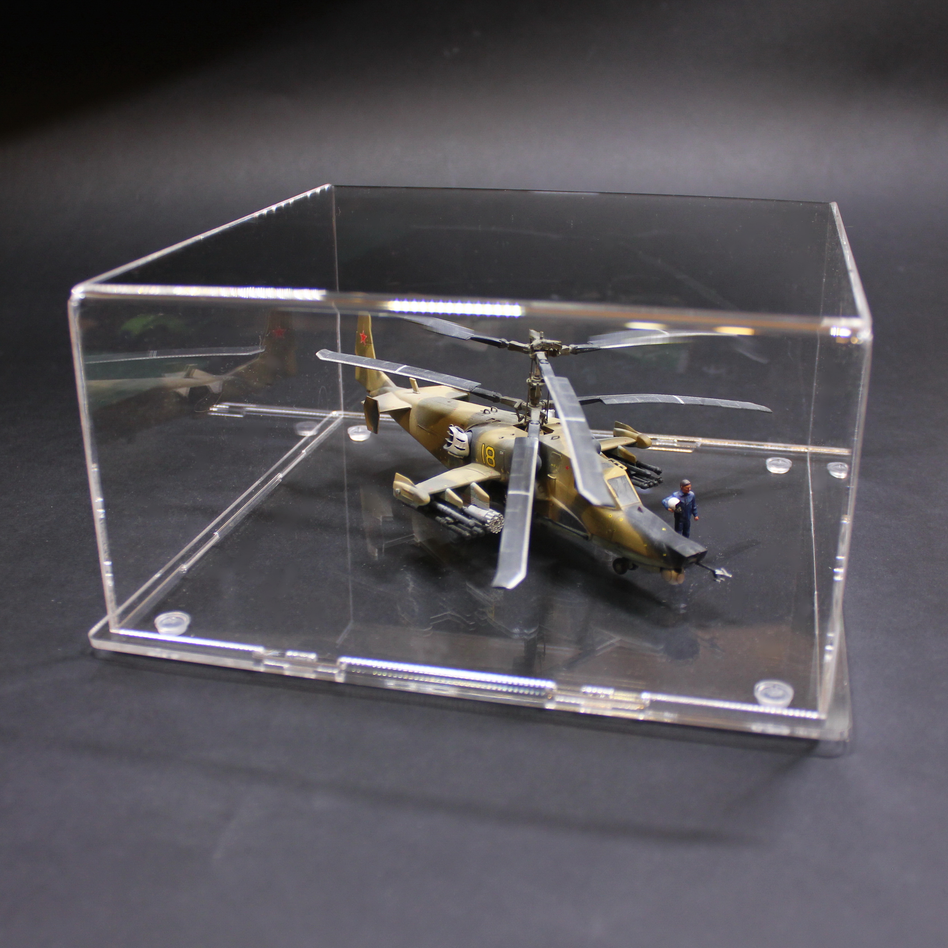 LCB003 Бокс акриловый 200х200х100 на пластиковом основании