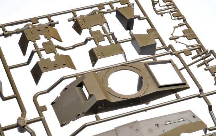 32587 Английский бронеавтомобиль 7ton Armored Car Mk.IV с фигурой командира Tamiya