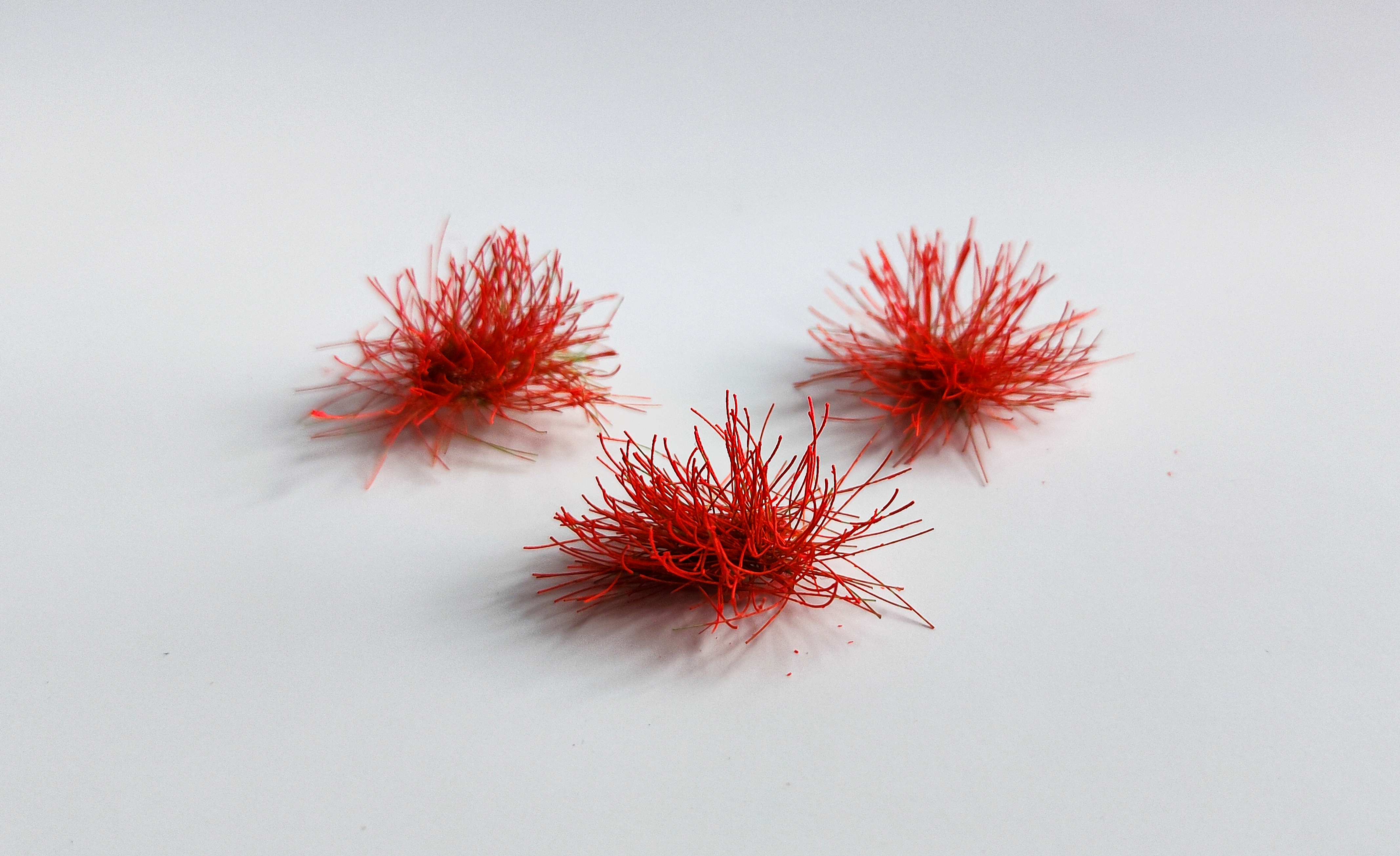 kn13 Кочки травы неоновые, красные / 12мм / 25шт.