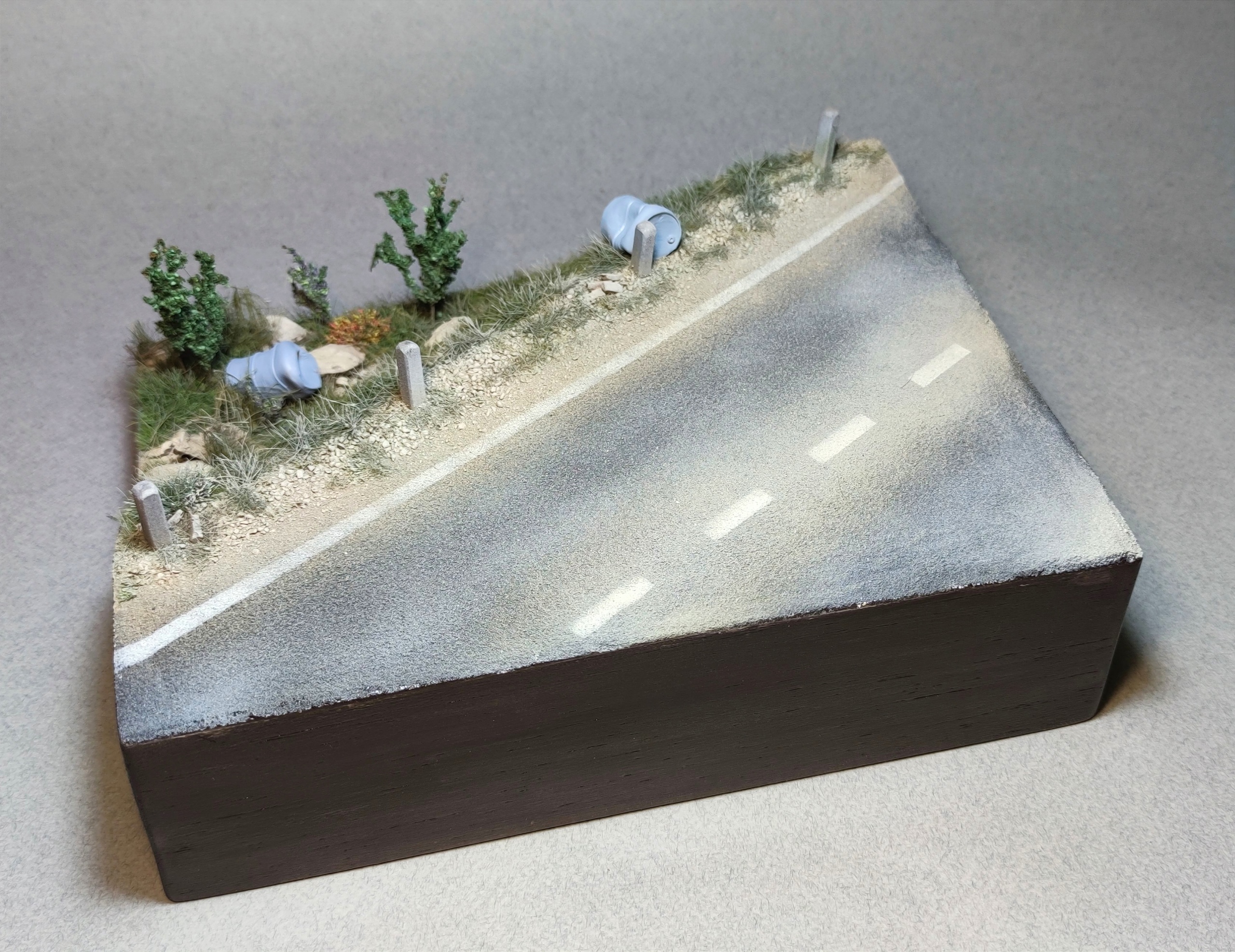 AM35692 Подставка авторская "На дороге" Размер 20*25*6 Бочки в комплекте 