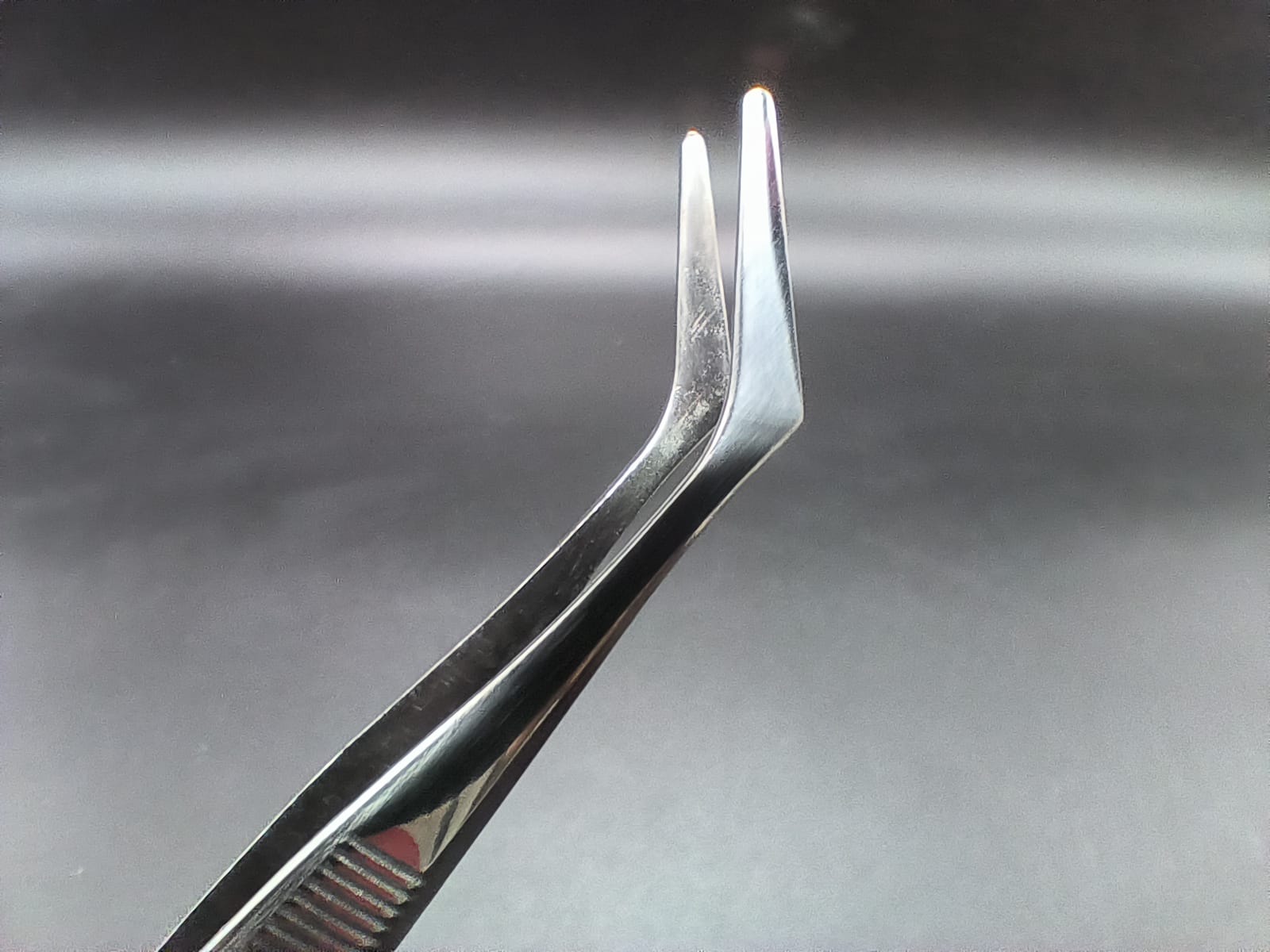 AT1004 Пинцет изогнутый