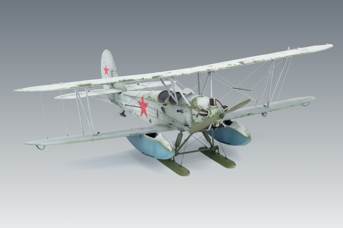 48253 Советский санитарный самолет По-2 с санитарными кассетами ICM