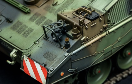 TS-012 Panzerhaubitze 2000 Meng