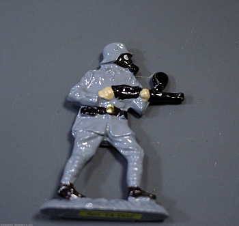 14-002 окрашеная фигура Штурмовик с автоматом