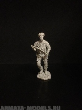 5017ТБ Боец в папахе с автоматом