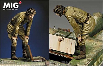 MIGMP35-119  Русский танкист(осматривает танк), ВОВ